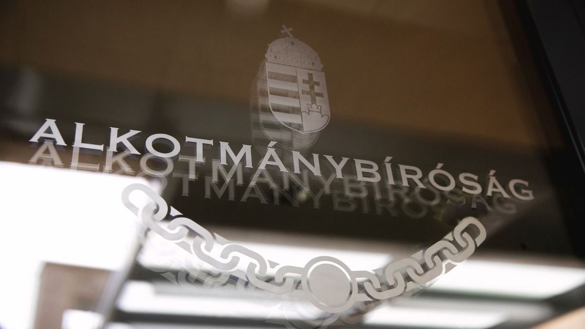 Nem vizsgálta érdemben az Alkotmánybíróság az alaptörvény-módosítás vitatott részeit
