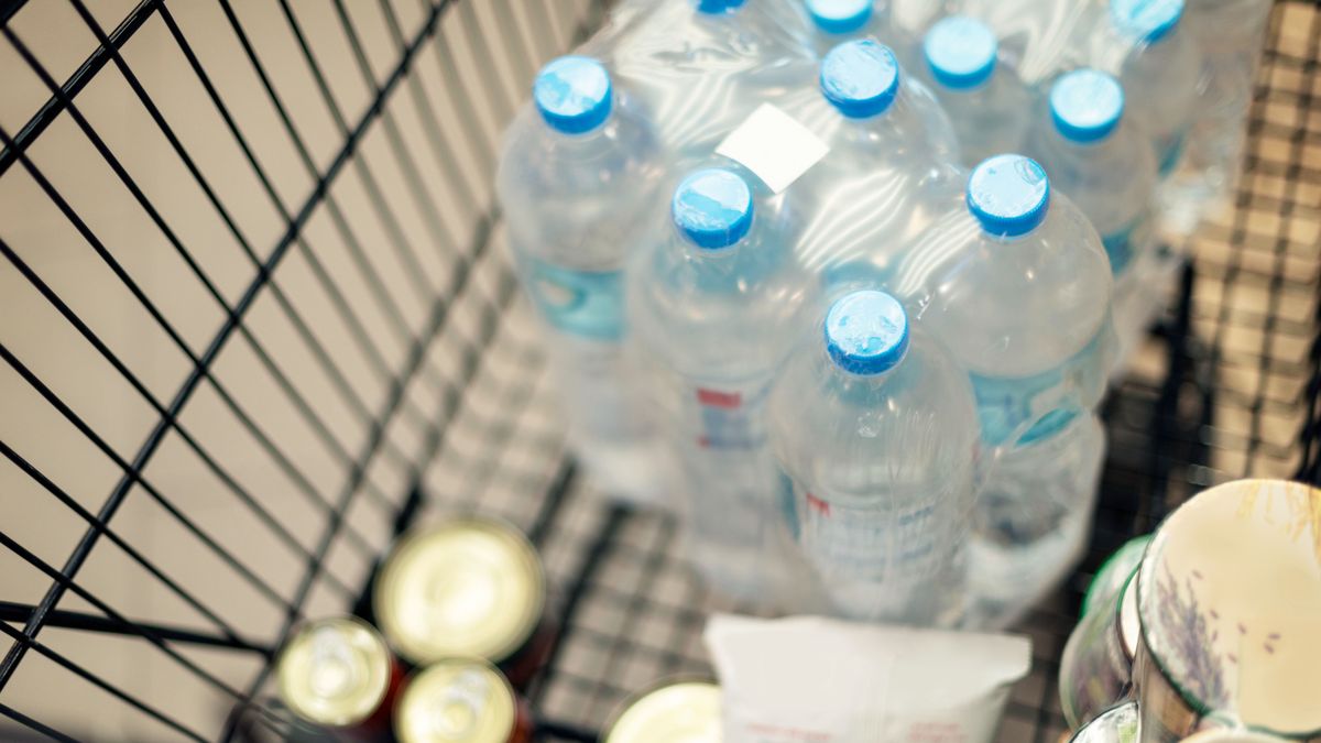 Pánikszerűen vásárolják fel a vízkészleteket? Nagyáruházakat kérdeztünk