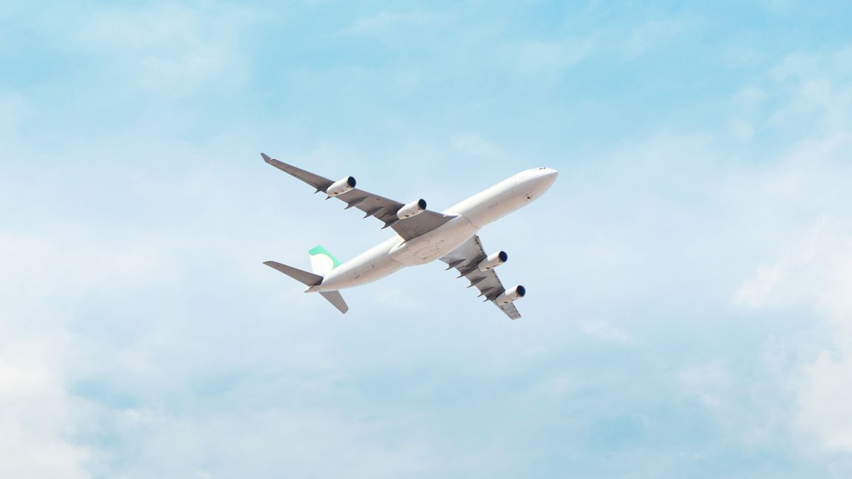 Körbe-körbe repült egy Airbus A320-as repülő a Dunántúl felett