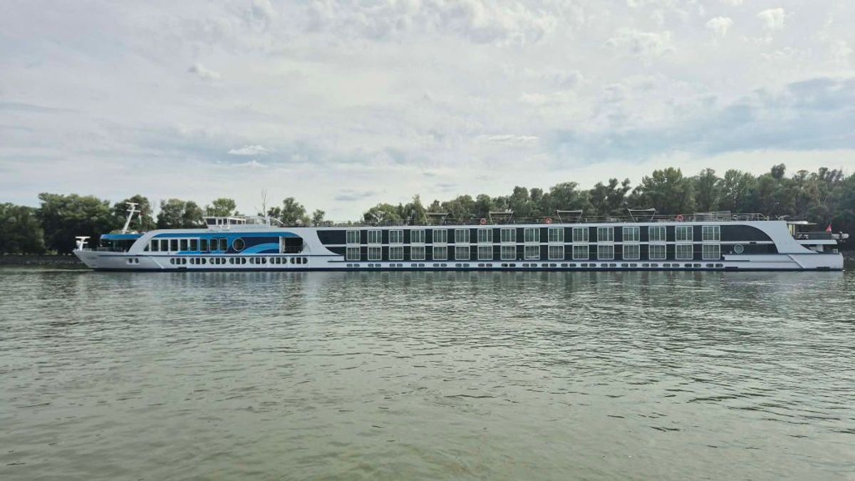 Több mint egy hete vesztegel a szállodahajó Gönyűnél, a hétvégén megmozdulhat
