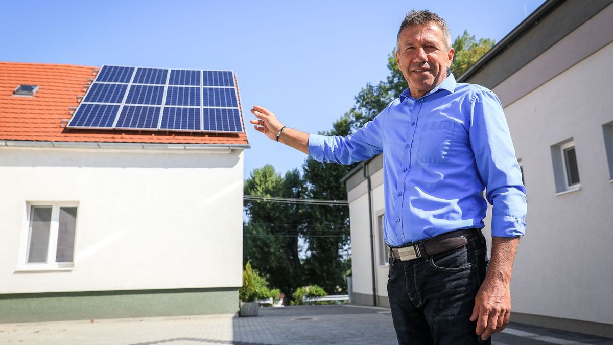 Napelemek, rövidebb nyitvatartás és tudatos vízhasználat – így takarékoskodnak az energiával a települések
