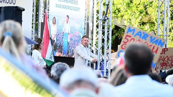 Meglepő kijelentések és egy kisebb közjáték – ilyen volt Magyar Péter szolnoki látogatása