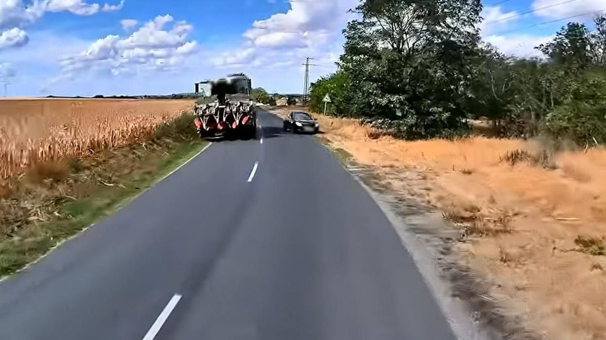 Életveszélyes: Beláthatatlan kanyarban előzte a kombájnt, majd kamion jött vele szembe - videó