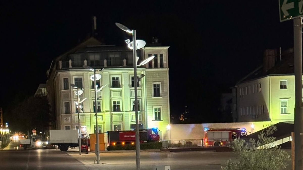 Ezért vonultak tűzoltóautók a győri Dunakapu térre késő este