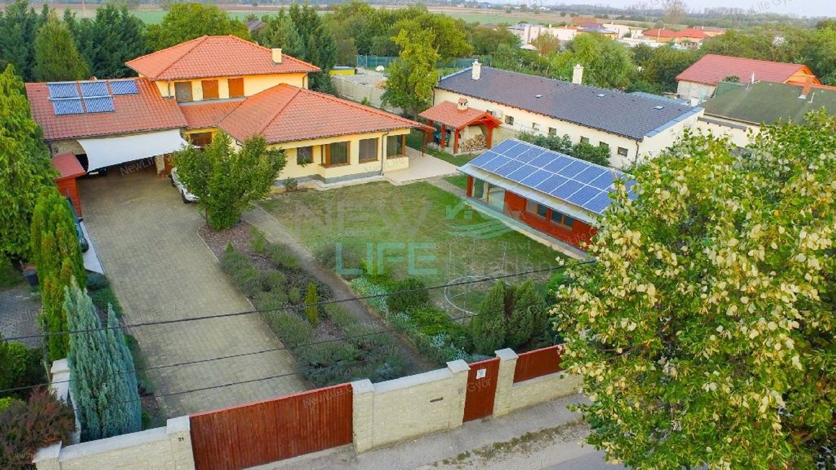 Medencés, napelemes luxusházat hoztunk Győrből - Fotókon mutatjuk!