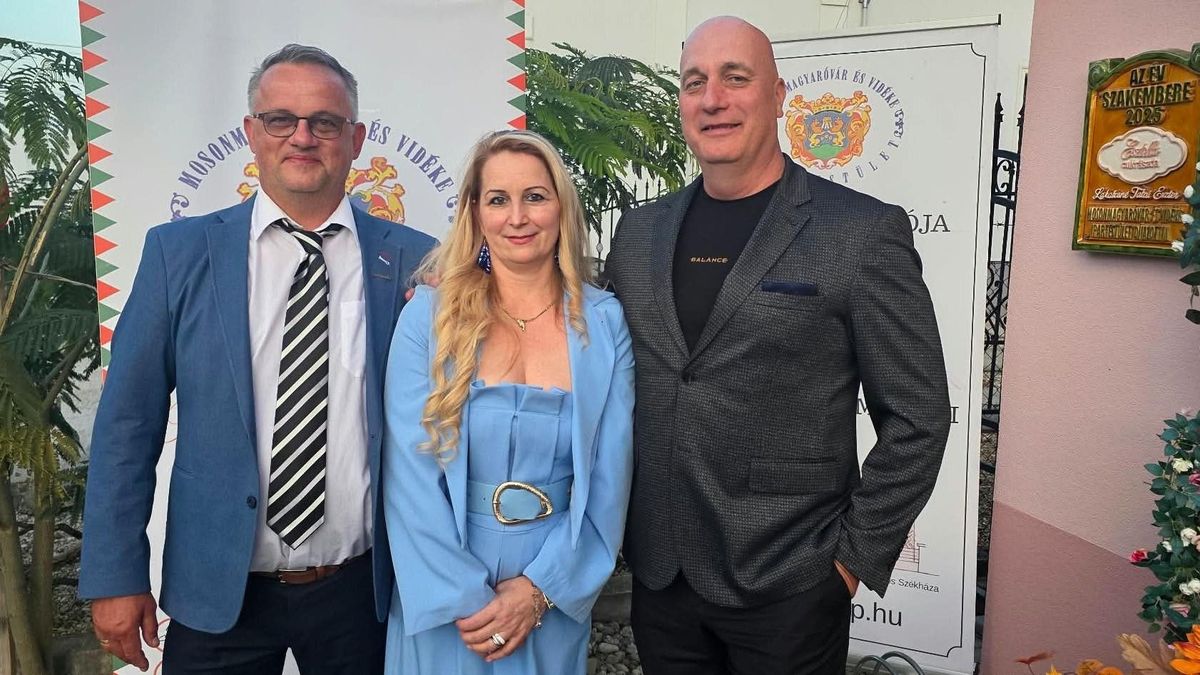 Újabb elismert iparosok kerámiatáblái kerültek a falakra