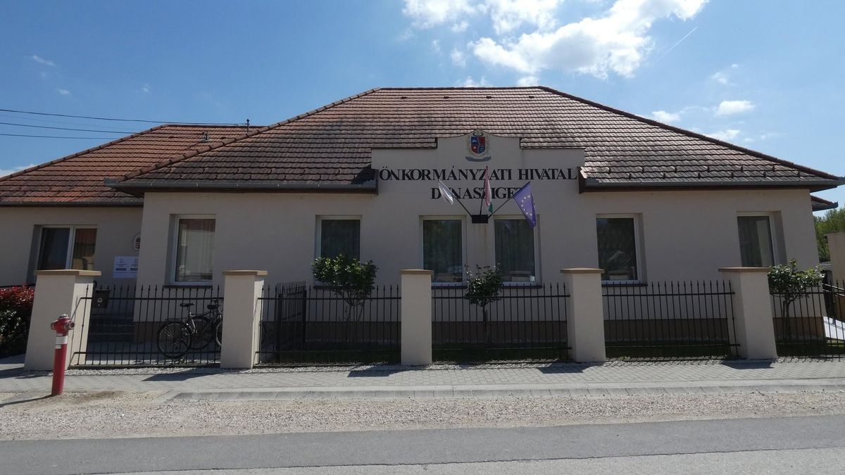 Lehallgatókészüléket találtak egy virágcserépben a szigetközi önkormányzati hivatalban