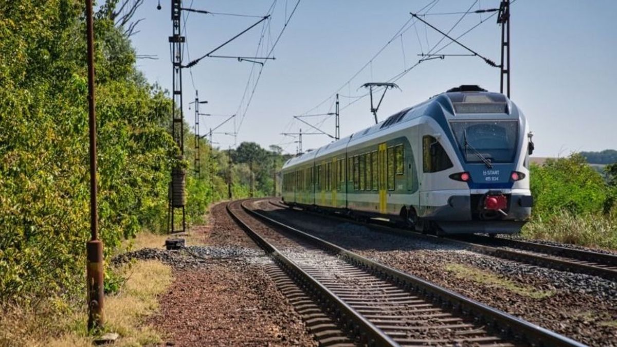 Tehervonat és egy mozdony ütközött össze Győr mellett