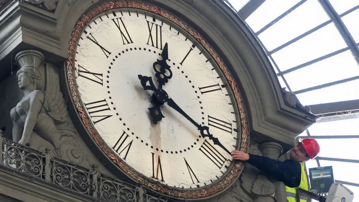 Óraátállítás a Kisalföldön: Így érinti a menetrendet és az éjszakai műszakokat az őszi óraátállítás