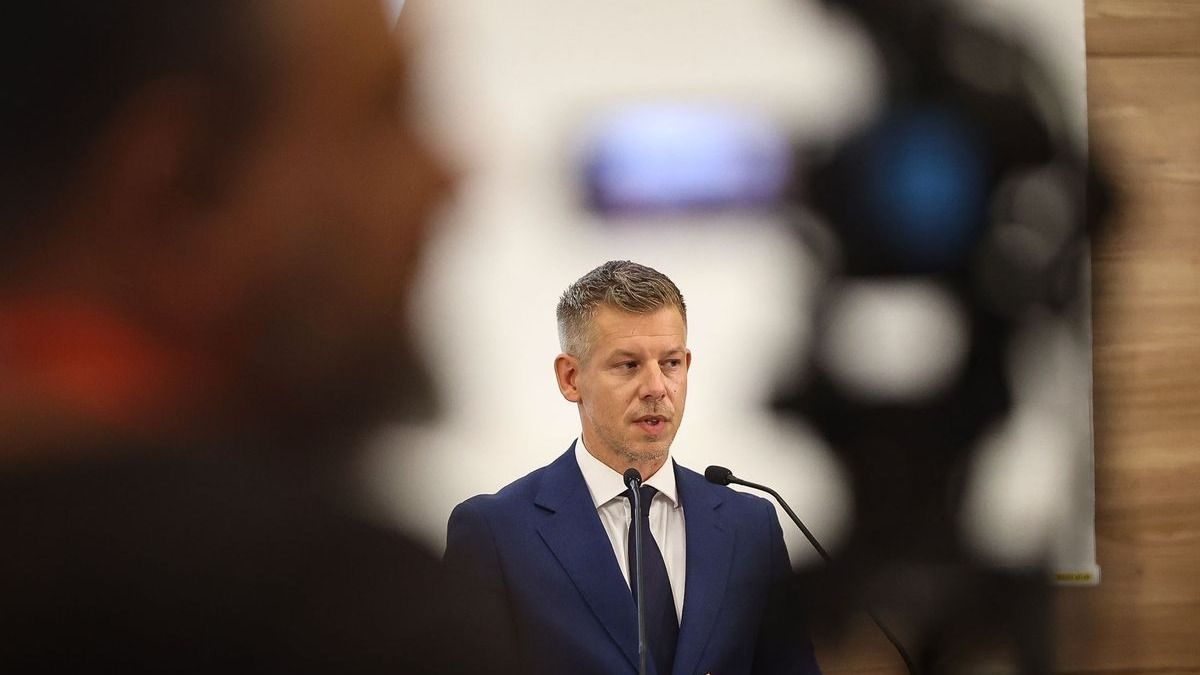 Kiderült, ki öntötte le borral Magyar Pétert Szekszárdon