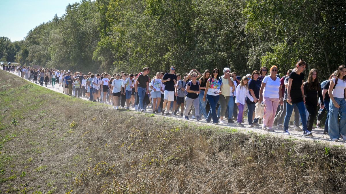 Hetedik alkalommal járták végig Radnóti Miklós utolsó útját Győr és Abda között - fotók, videó