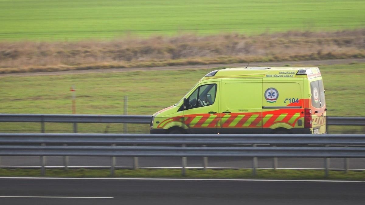 Szalagkorlátnak csapódott egy autó az M85-ösön