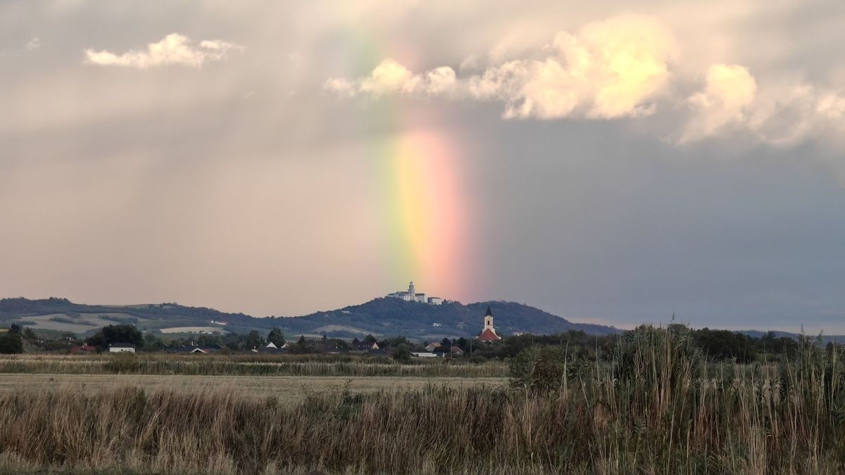 Elakad a lélegzeted - Szivárvány színeiben pompázik a Pannonhalmi apátság