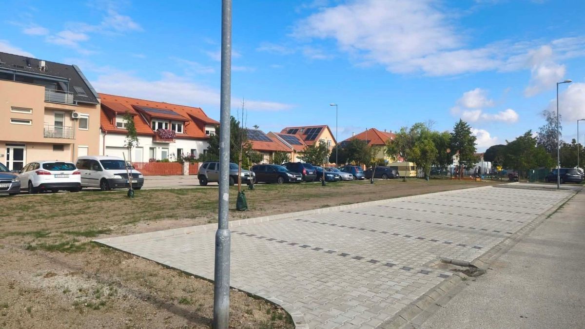 Végre vége a parkolási mizériának Ménfőcsanakon – Megnyíltak az új helyek