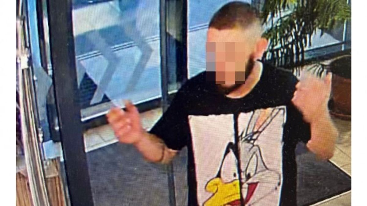 Poroltóval rongált ajtót, majd szétfújta az egyik győri irodába - ezt a férfit keresi a rendőrség - fotó