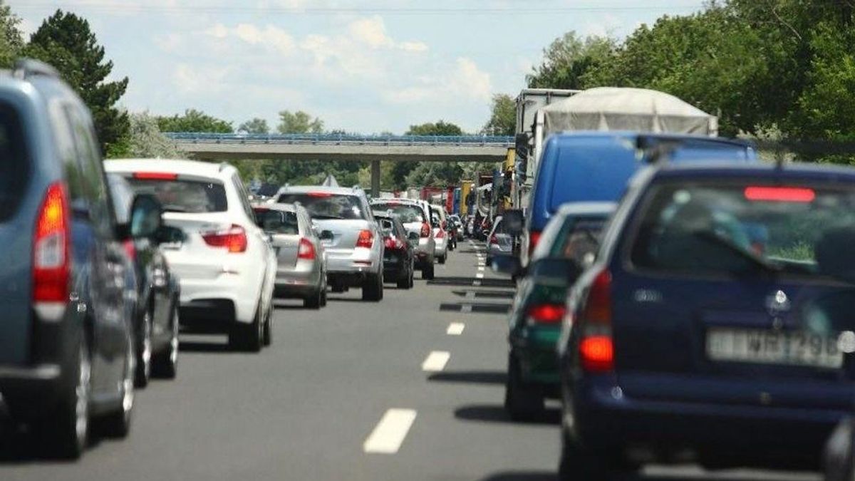 Új csúcs? Kedden 20 kilométeren át állt a kocsisor az M1-es autópályán