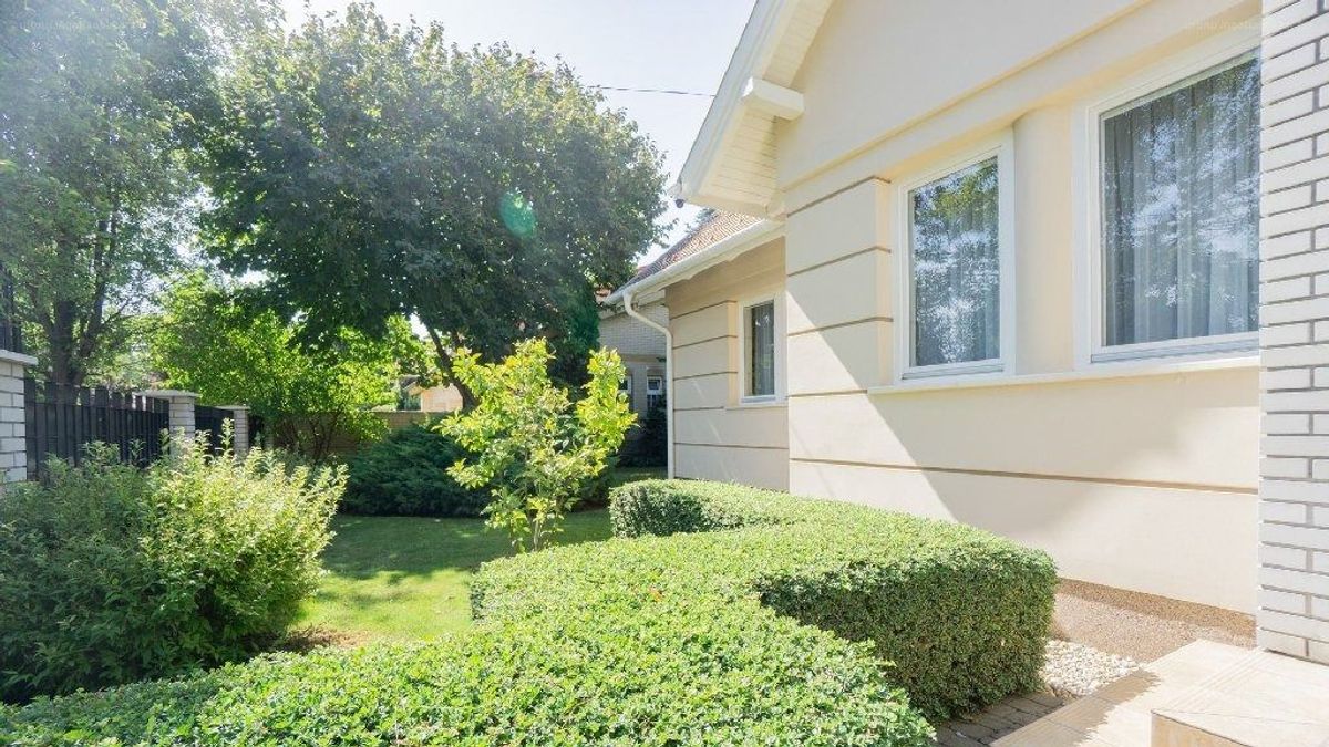 Eladó ház csodás parkkal - Igazi otthon a családnak Győr szívében - sok-sok fotó