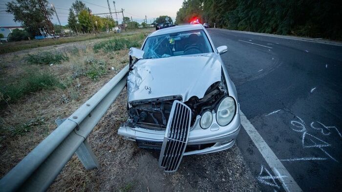 Halálos baleset: ennyi maradt a Mercedes-ből az ütközés után