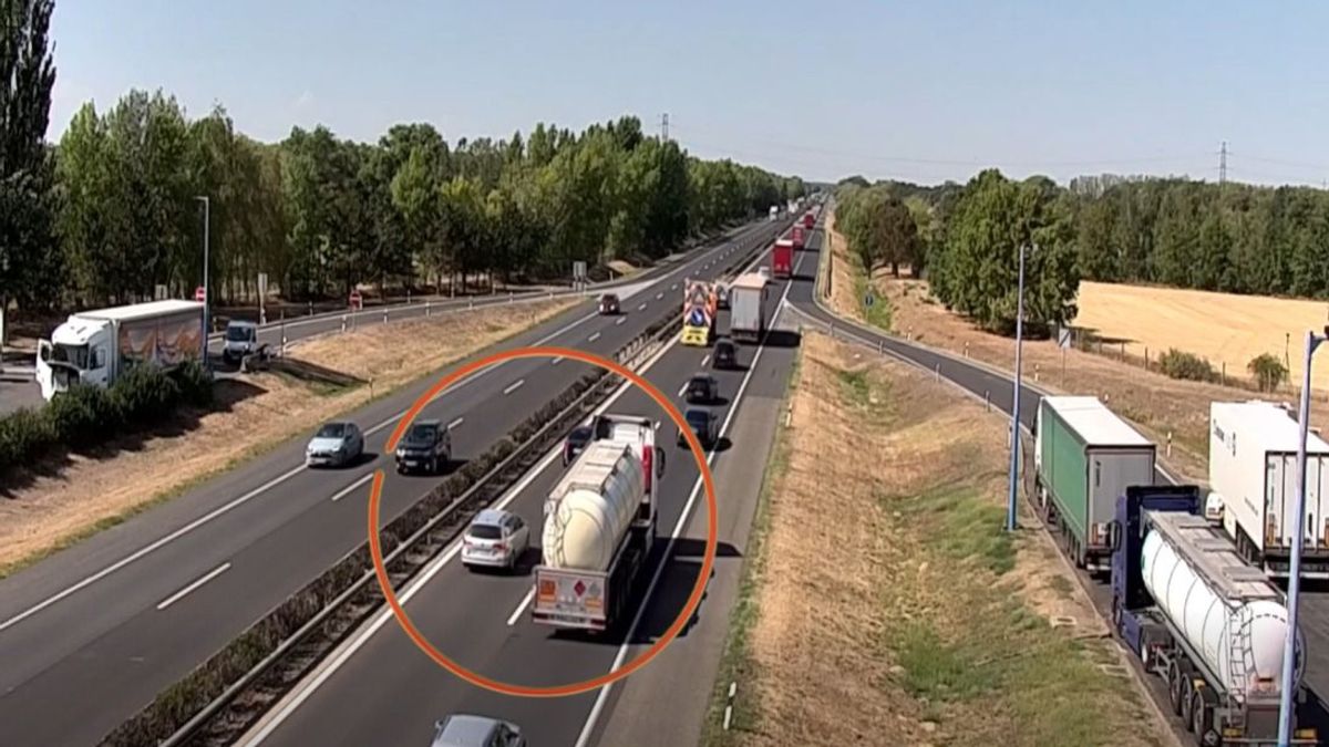 Energiaelnyelőnek, majd egy kamionnak ütközött egy autó az M1-esen - videó