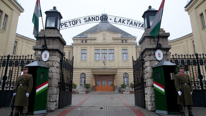 Új helyre kerülnek a milliárdok: több tucat laktanyát újítanak fel