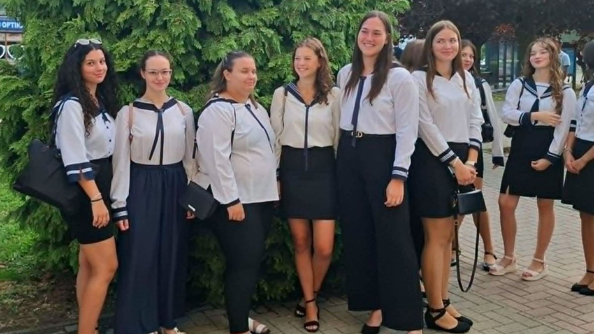 Lélekben megerősödve kezdik a tanévet, Márton atya a tanszereket is megáldotta Kapuváron