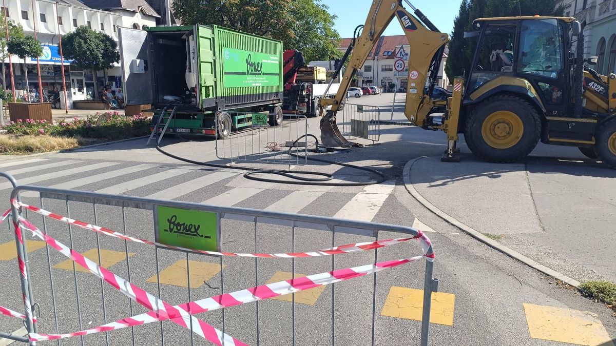 Egy irányból lehet csak megközelíteni a Mártírok terét Csornán - Videó