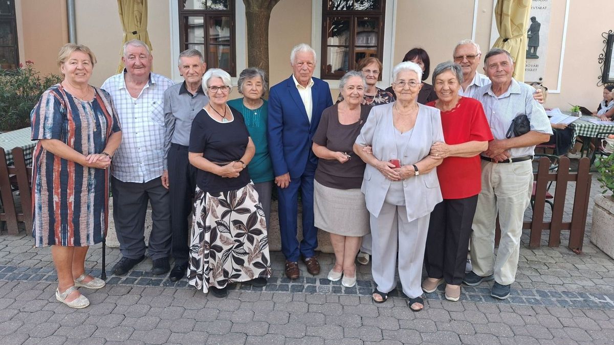 A mosonmagyaróvári Kossuth Lajos Gimnázium 1966-ban végzett diákjai találkoztak - fotó