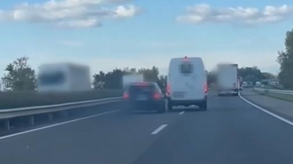 Szándékosan ütközött neki a másik autónak, mert az lassabb volt- videóval!