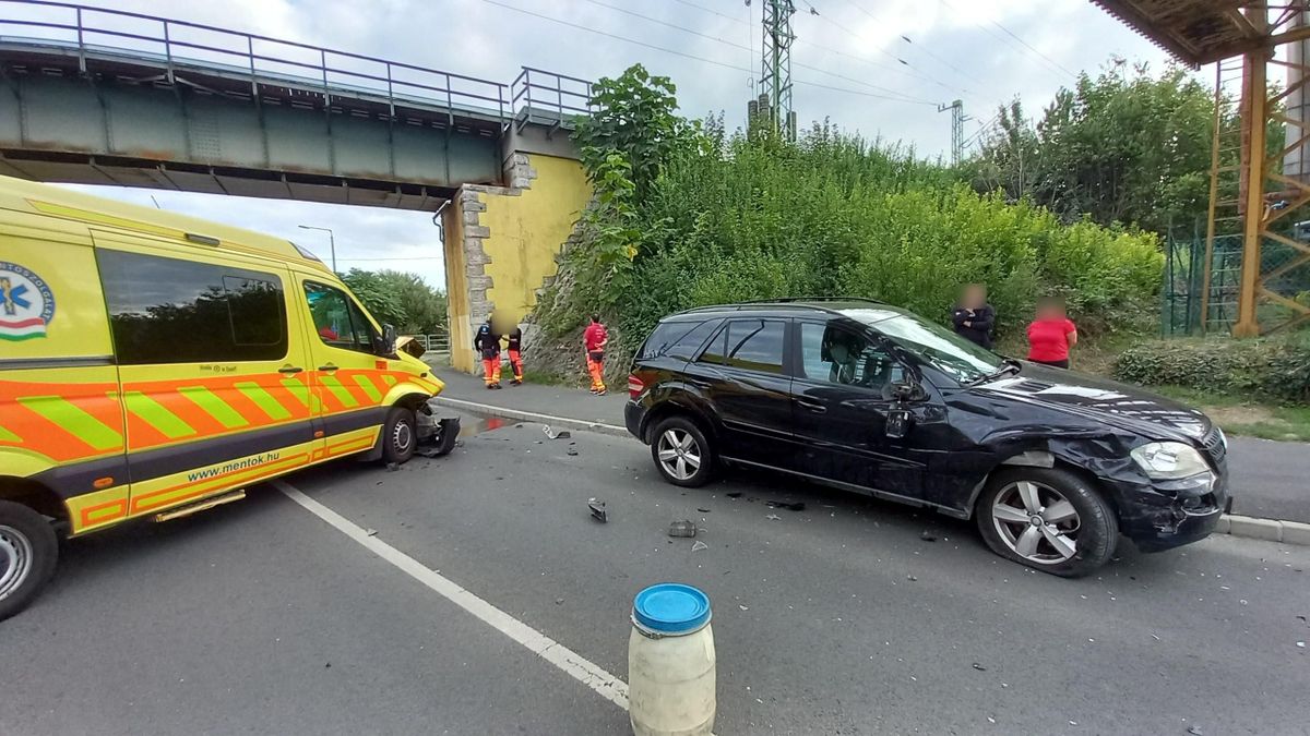 Mentőautó ütközött személyautóval Sopronban – fotókon a helyszín