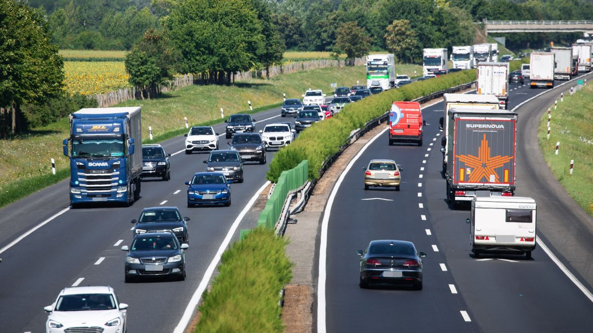 A leállósávban halad a forgalom a sztrádán, 5 km-es a kocsisor - Két kamion és egy kisbusz karambolozott az M1-esen