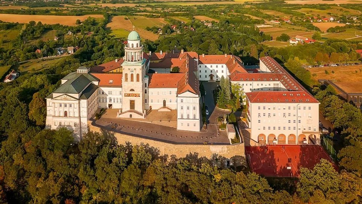 Újabb kilenc éven át ő vezeti a bencés közösséget Pannonhalmán