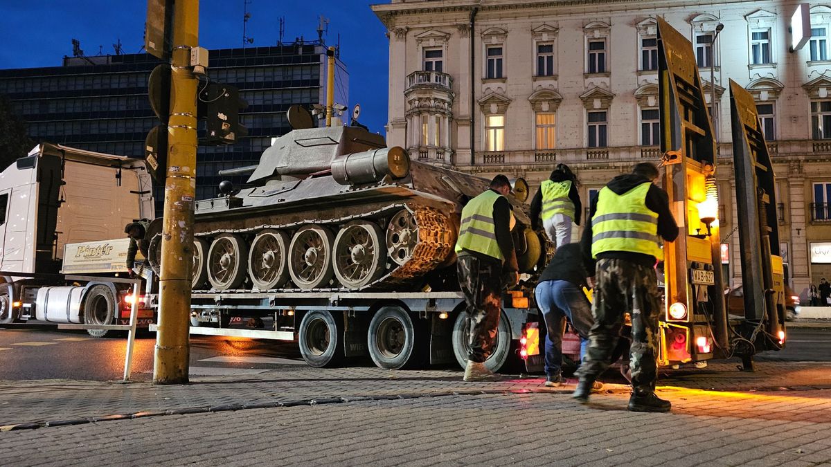 Megérkezett a T–34-es harckocsi az Országzászló mellé Győrbe - fotók, videó