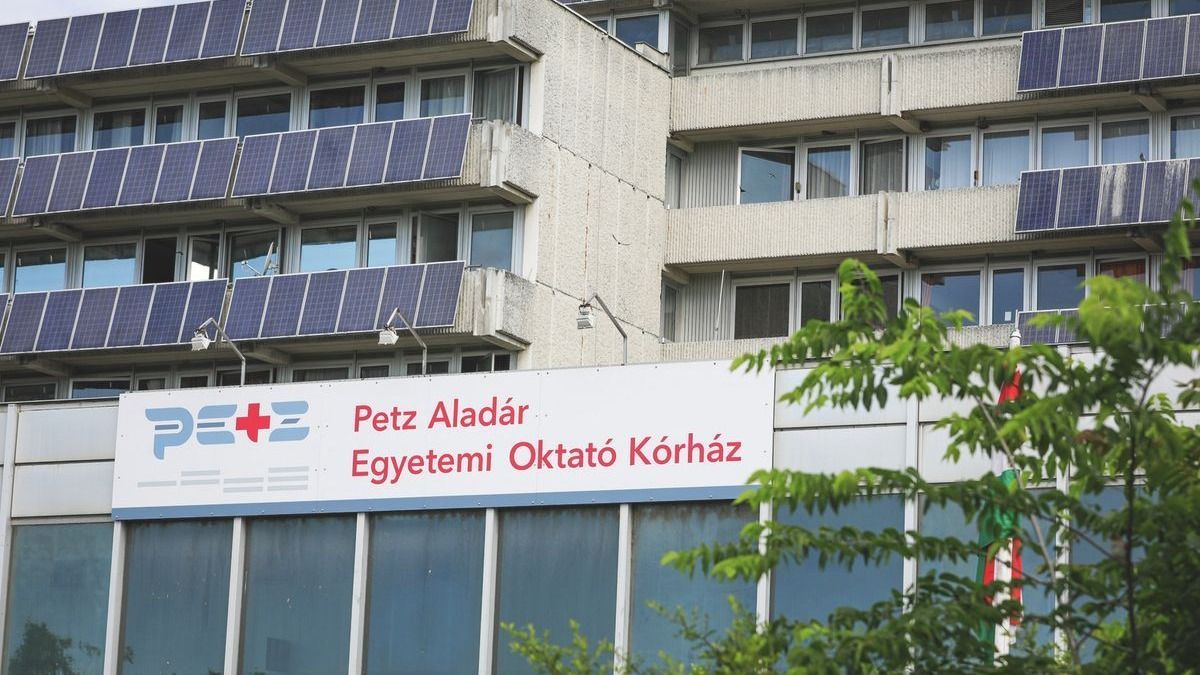 Nem akarta megmutatni a csomagterét, áthajtott a győri kórház sorompóján - videó