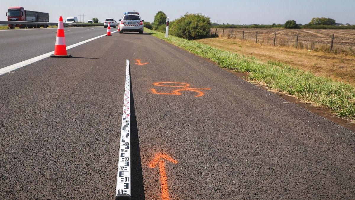 Munkagépnek rohant egy autó az M3-ason, a roncsba szorult sofőr meghalt