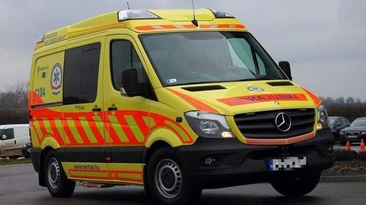 Összeütközött két autó a 84-es főúton, Sopronnál - mentő is a helyszínen
