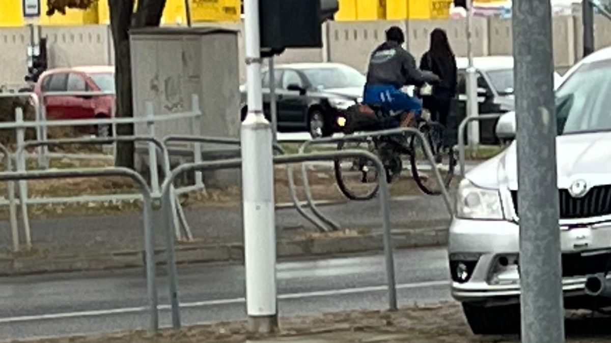 Baleset az Árkád körforgalomban Győrben - jól összetört a kocsi eleje - fotó