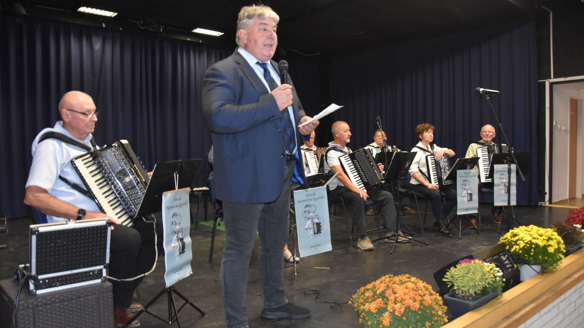 Meghitt ünnepséggel köszöntötték a település szépkorúit Győrújbaráton
