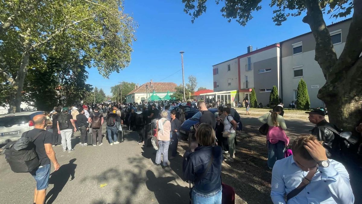 Káosz Hegyeshalomnál: tömegek rekedtek a vasútállomáson, szünetel a közlekedés Ausztria felé - videó, fotók