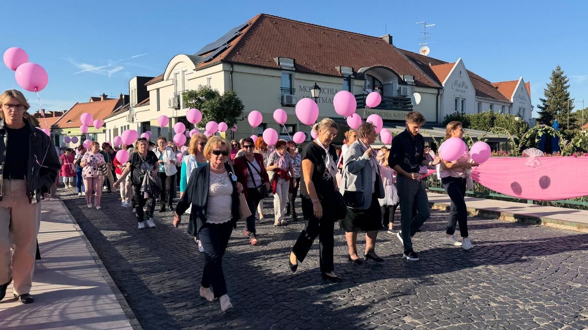 Rózsaszín szalagok és életmentő üzenetek: tizenhatodszor sétáltak a mellrák elleni küzdelemért