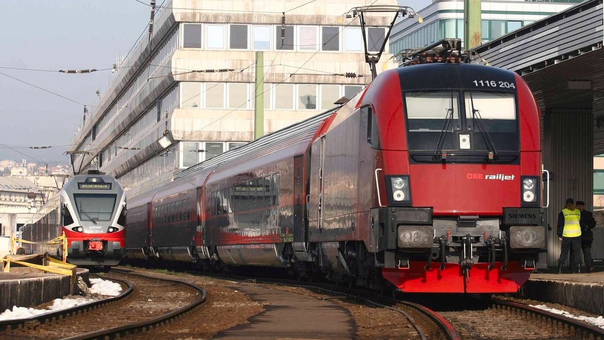 Nagy a fennakadás, szünetel a közlekedés Hegyeshalomnál