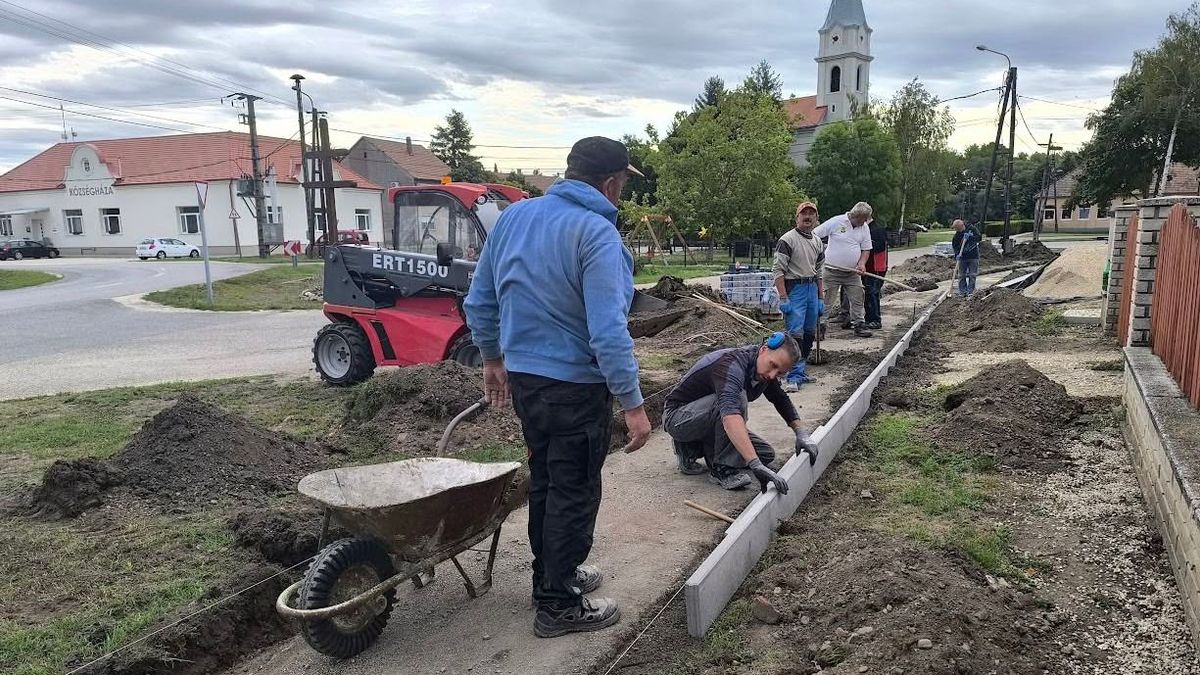 Járdát épített az összefogás Rábatamásiban, így építik falujukat a helyiek