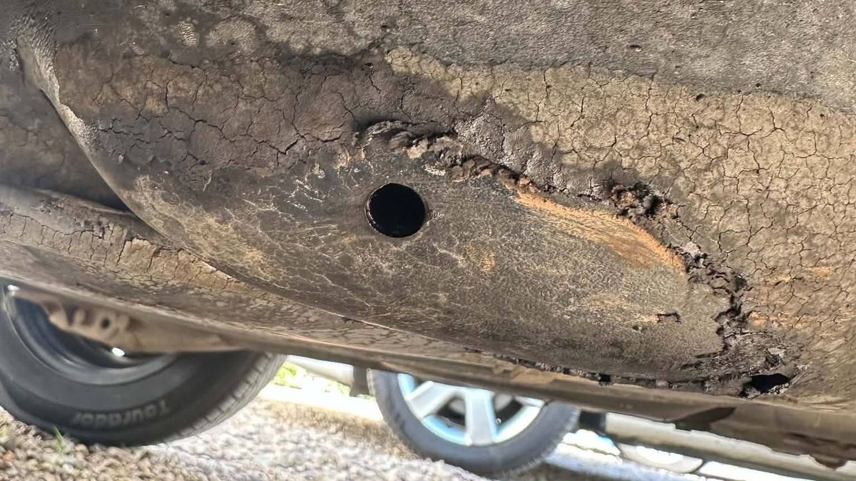 Fúróval csapolták meg egy győri autó benzintankját - itt a rendőrség válasza