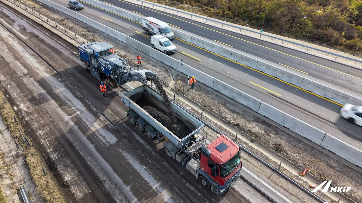 M1-es bővítése - Elkezdték bontani a sztrádát Győr felé - fotók, videó