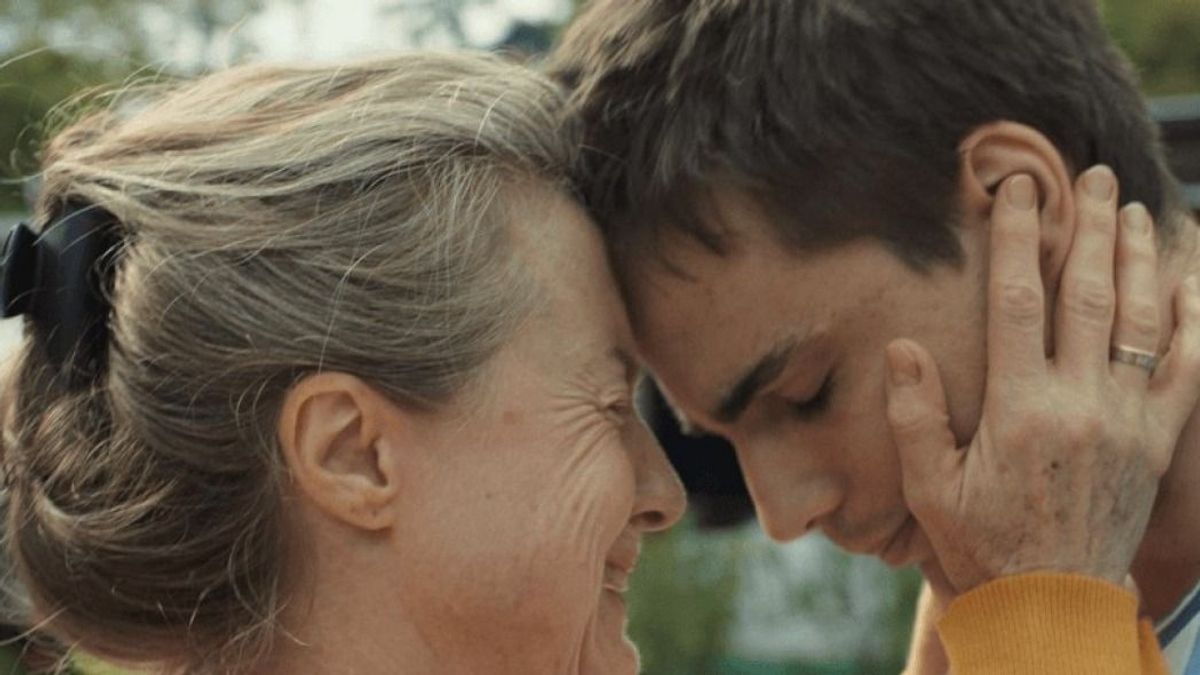 Az elengedés nehéz: egyedül nevelte fel anya a fiát - megnéztük az új magyar sikerfilmet, a Mommy Blue-t, filmkritika