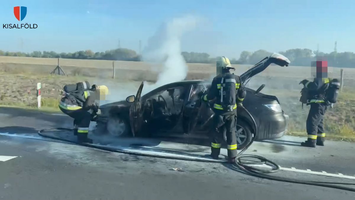 Kigyulladt egy autó az M1-esen, Mosonszentmiklósnál - videó