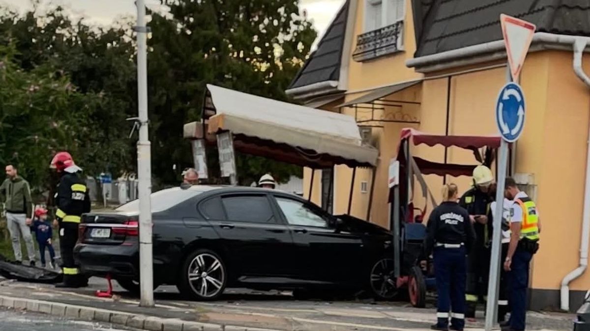 Összeütközött három autó Győrben, mentők a helyszínen - fotók